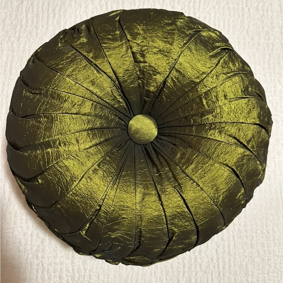 Accent pillows never used. $75 price for 2 pillows - Picture 1 of 3